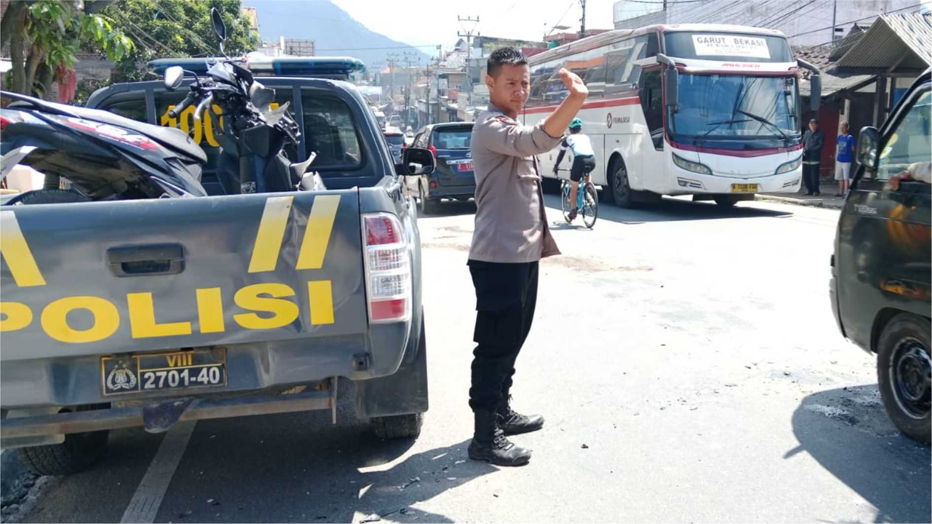 Akibat Kerikil, Pemotor Masuk Kolong Mobil saat Menyalip di Leles Garut